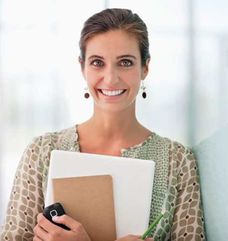 Jeune femme souriante debout avec un document.f