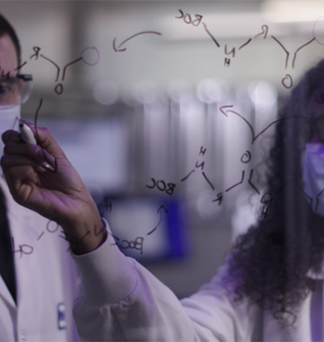 Twee wetenschappers schrijven formules op een helder bord 
